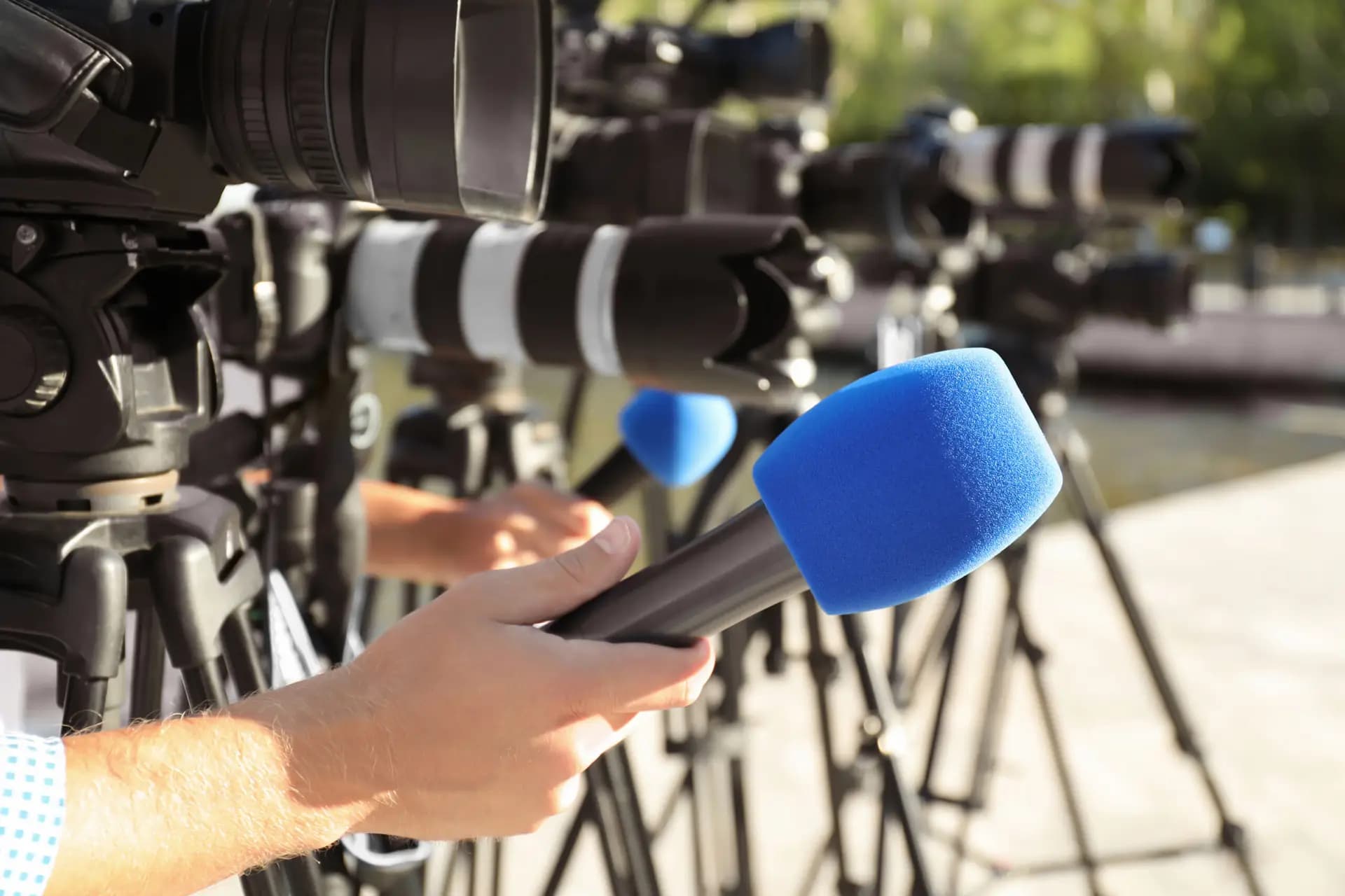 Mikrofon vor TV-Kameras bei einer Pressekonferenz